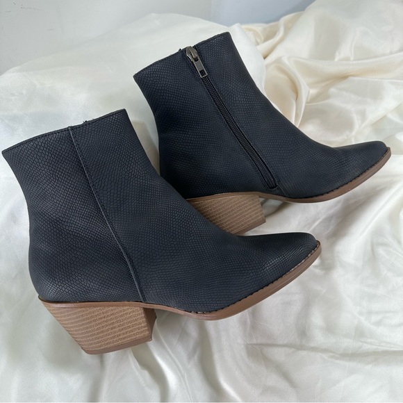 Maurices snake print ankle boots in black size 8 - Picture 2 of 6